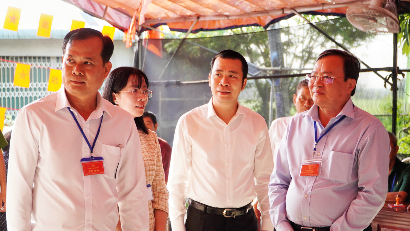 Chủ tịch UBND tỉnh L&ecirc; Văn Hẳn kiểm tra c&ocirc;ng t&aacute;c bầu cử tại x&atilde; Hậu Nghĩa