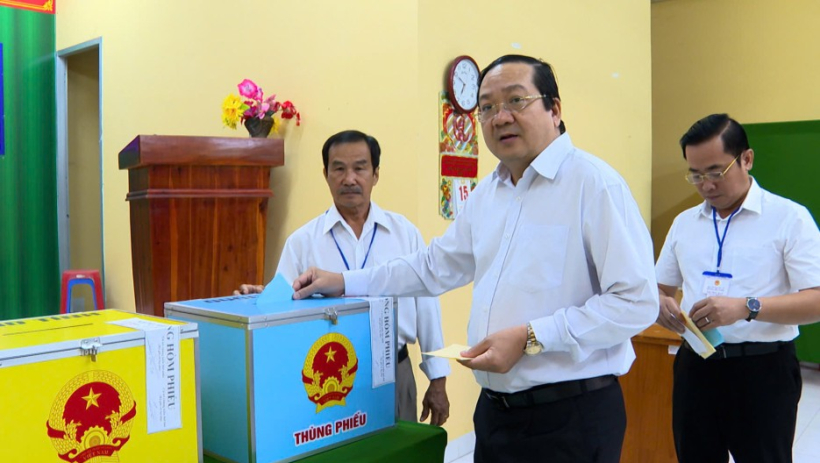 Ph&oacute; Chủ tịch UBND tỉnh Nguyễn Minh L&acirc;m dự khai mạc bầu cử tại phường Kiến Tường  