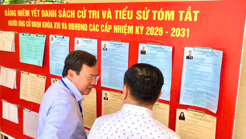 Chủ tịch UBND tỉnh T&acirc;y Ninh L&ecirc; Văn Hẳn kiểm tra c&ocirc;ng t&aacute;c bầu cử tại phường Trảng B&agrave;ng