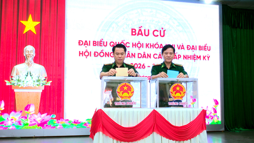 Trang nghi&ecirc;m ng&agrave;y bầu cử ở bộ đội Bi&ecirc;n ph&ograve;ng T&acirc;y Ninh 