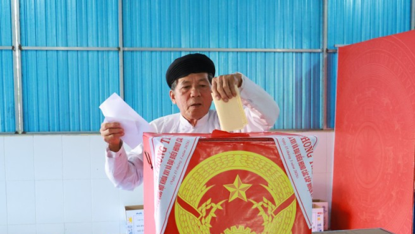 Đồng b&agrave;o c&aacute;c t&ocirc;n gi&aacute;o phấn khởi tham gia ng&agrave;y hội bầu cử