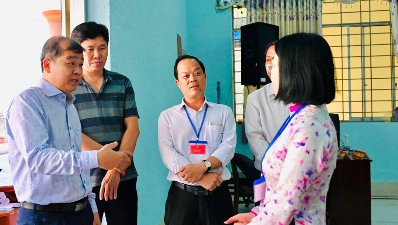 Trưởng ban Tổ chức Tỉnh ủy kiểm tra c&ocirc;ng t&aacute;c bầu cử tại x&atilde; Mỹ Y&ecirc;n