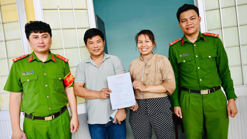 C&ocirc;ng an x&atilde; Mỹ Y&ecirc;n hỗ trợ người d&acirc;n trả lại 164 triệu đồng chuyển khoản nhầm