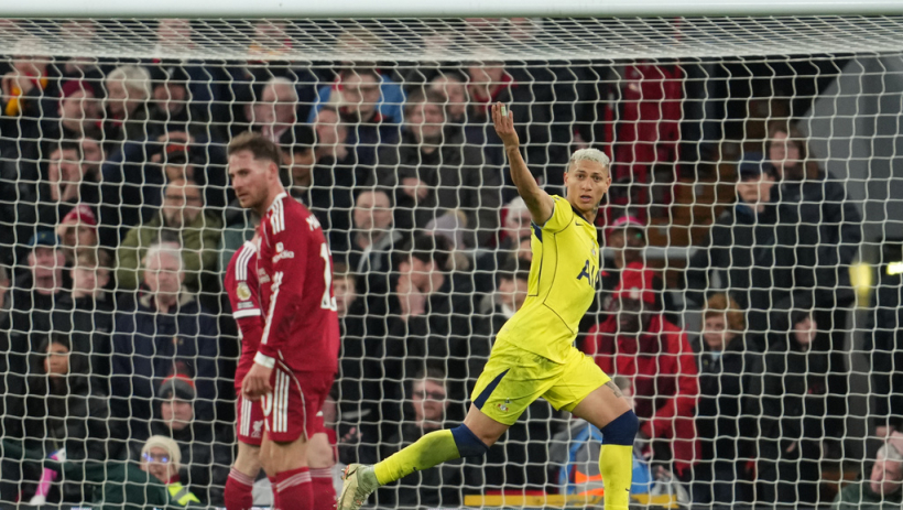 Tottenham tho&aacute;t mạch to&agrave;n thua nhờ&hellip; h&ograve;a Liverpool