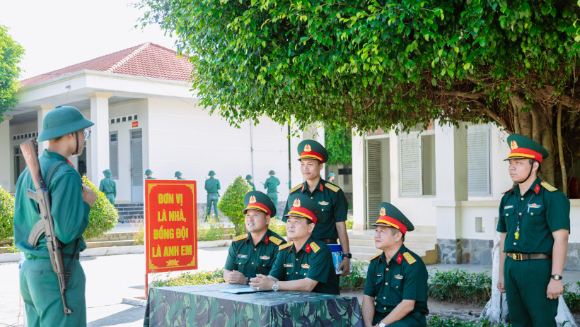 Bộ Chỉ huy Qu&acirc;n sự tỉnh kiểm tra c&ocirc;ng t&aacute;c huấn luyện chiến sĩ mới tại Tiểu đo&agrave;n 12