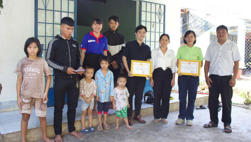 Trao tiền hỗ trợ 6 anh em mồ c&ocirc;i tại phường B&igrave;nh Minh