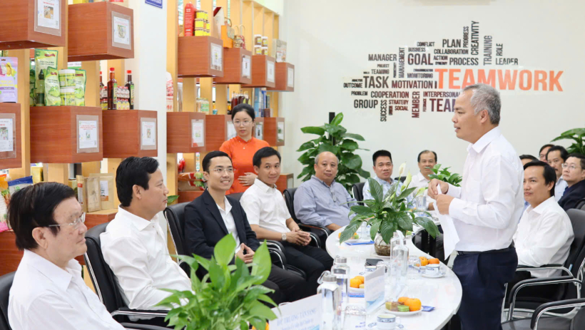 Nguy&ecirc;n Chủ tịch nước Trương Tấn Sang tham quan Trung t&acirc;m Đổi mới s&aacute;ng tạo tỉnh T&acirc;y Ninh