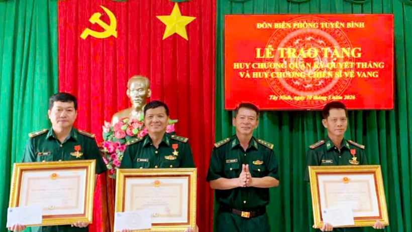 Đồn Bi&ecirc;n ph&ograve;ng Tuy&ecirc;n B&igrave;nh trao tặng Huy chương Qu&acirc;n kỳ Quyết thắng, Huy chương Chiến sĩ vẻ vang