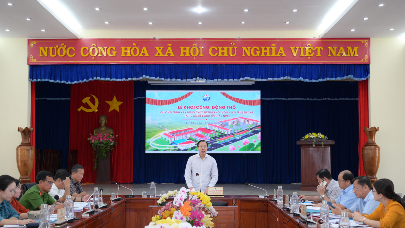 Ph&oacute; Chủ tịch UBND tỉnh Đo&agrave;n Trung Ki&ecirc;n chủ tr&igrave; họp chuẩn bị lễ khởi c&ocirc;ng trường nội tr&uacute; v&ugrave;ng bi&ecirc;n