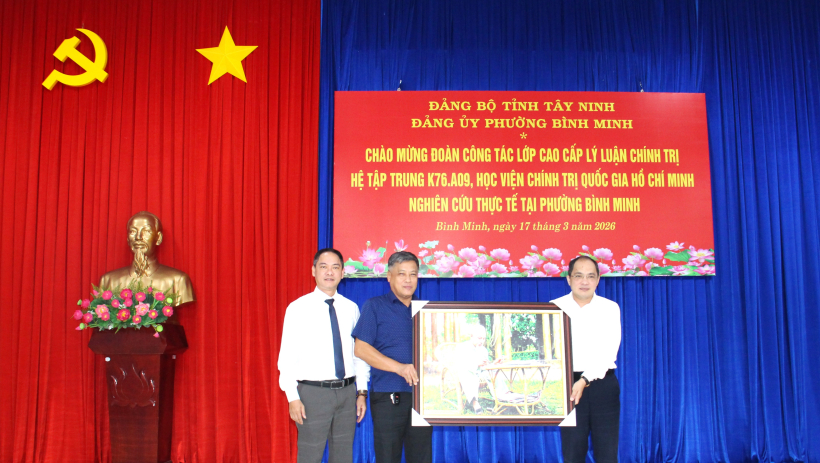 Lớp Cao cấp l&yacute; luận ch&iacute;nh trị hệ tập trung K76.A09 nghi&ecirc;n cứu thực tế tại phường B&igrave;nh Minh