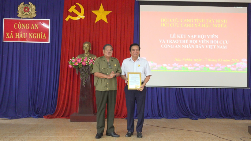 Trao thẻ hội vi&ecirc;n Hội Cựu C&ocirc;ng an Nh&acirc;n d&acirc;n cho nguy&ecirc;n B&iacute; thư Tỉnh ủy Long An (cũ) Phạm Văn Rạnh