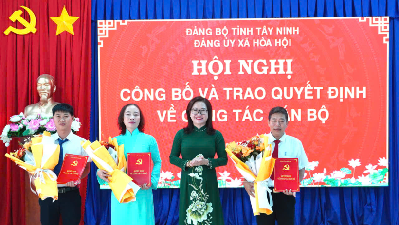 X&atilde; H&ograve;a Hội c&ocirc;ng bố, trao quyết định về c&ocirc;ng t&aacute;c c&aacute;n bộ