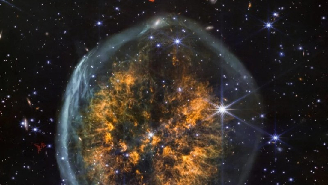 NASA c&ocirc;ng bố ảnh tinh v&acirc;n h&igrave;nh n&atilde;o người bay quanh ng&ocirc;i sao "hấp hối"