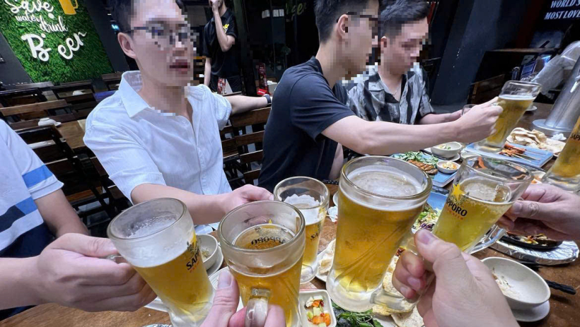 Tại sao nhiều người uống liền cả chục cốc bia, nhưng &lsquo;chịu thua&rsquo; 2 l&iacute;t nước lọc?