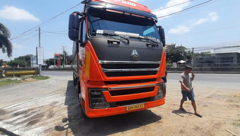 Xe tải bị tước ph&ugrave; hiệu vẫn hoạt động tr&ecirc;n đường