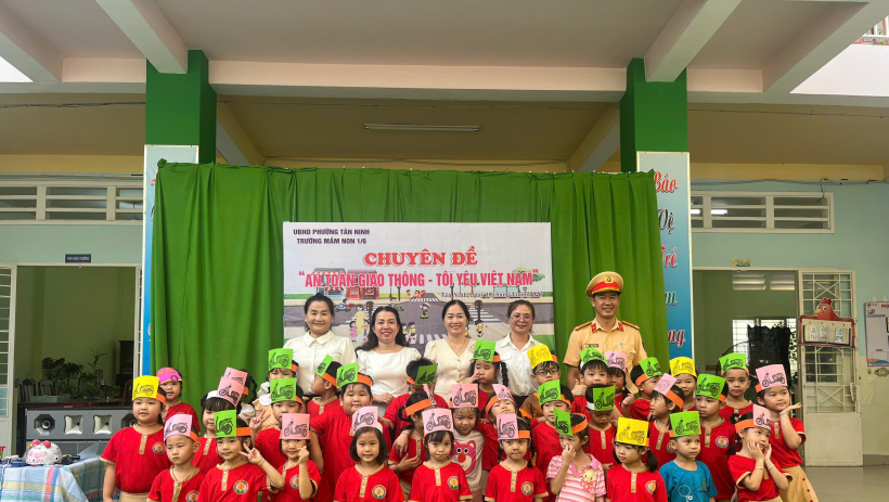 Tuy&ecirc;n truyền an to&agrave;n giao th&ocirc;ng cho trẻ mầm non