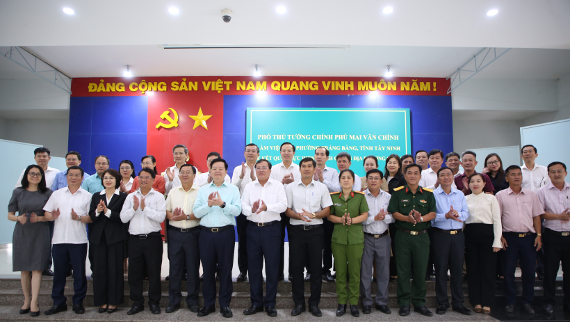 Ph&oacute; Thủ tướng Ch&iacute;nh phủ Mai Văn Ch&iacute;nh l&agrave;m việc tại phường Trảng B&agrave;ng