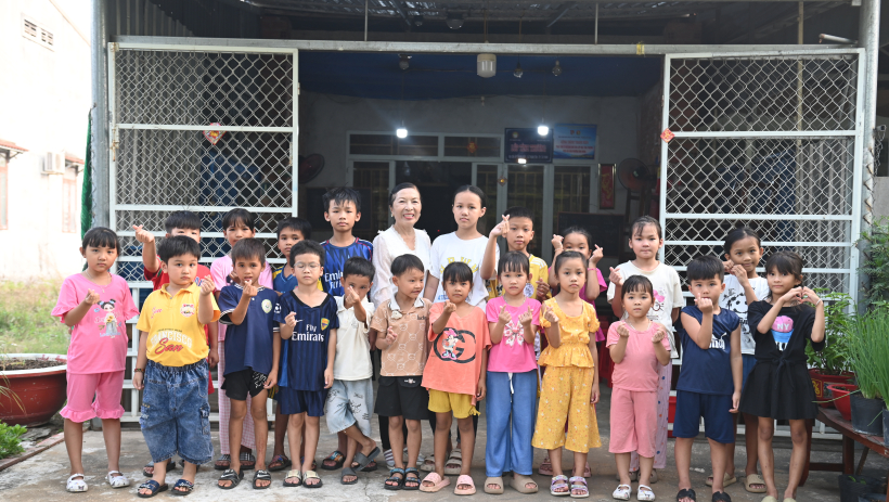 Người 'l&aacute;i đ&ograve;' chở chữ dưới ch&acirc;n n&uacute;i B&agrave; Đen