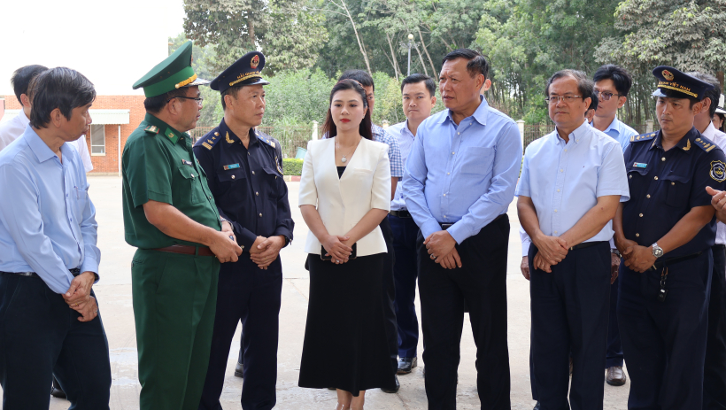 Thứ trưởng Bộ Y tế khảo s&aacute;t tại Cửa khẩu ch&iacute;nh Ch&agrave;ng Riệc v&agrave; Cửa khẩu Quốc tế Xa M&aacute;t 