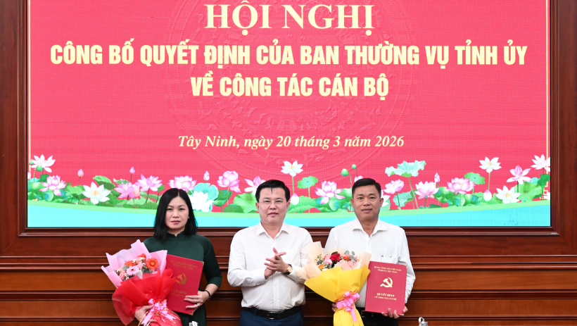 Trao quyết định của Ban Thường vụ Tỉnh ủy về c&ocirc;ng t&aacute;c c&aacute;n bộ