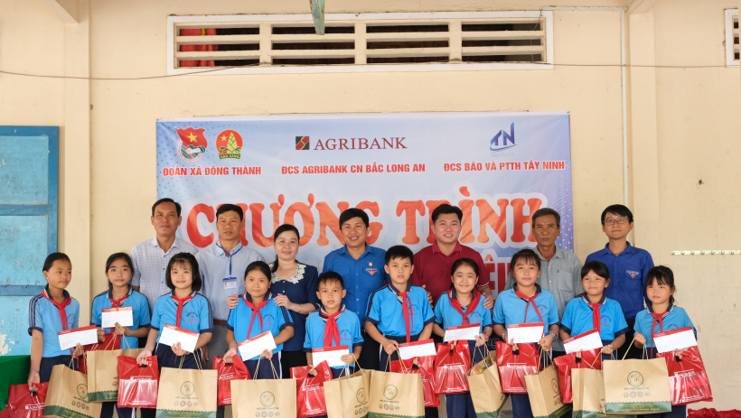 Trao qu&agrave; cho học sinh tại x&atilde; Đ&ocirc;ng Th&agrave;nh