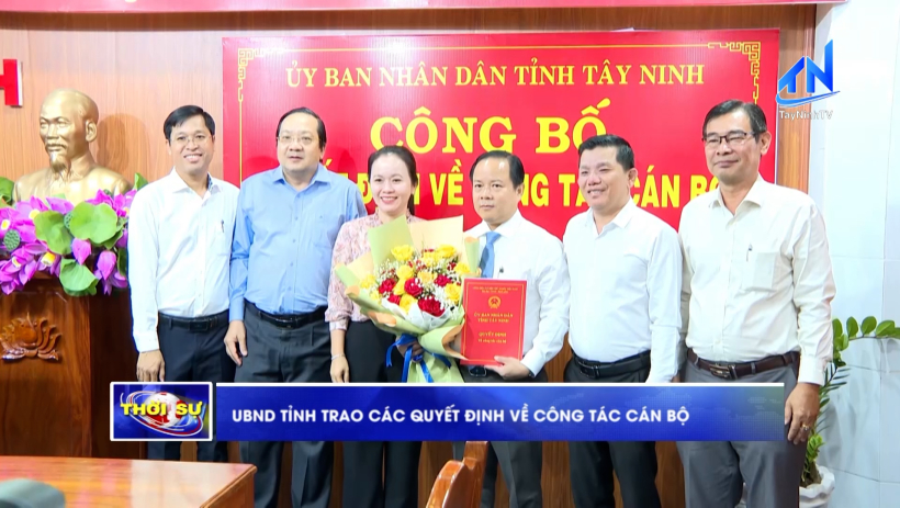 UBND tỉnh trao c&aacute;c quyết định về c&ocirc;ng t&aacute;c c&aacute;n bộ