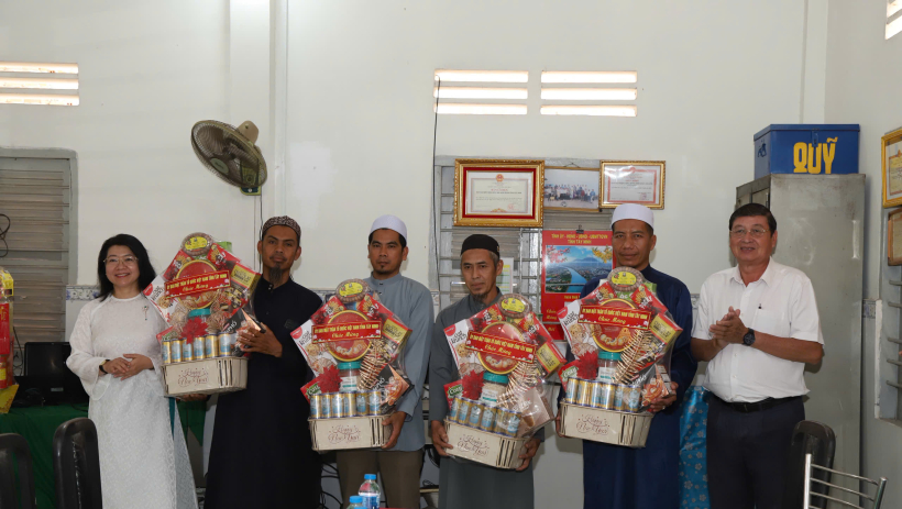 Thăm, ch&uacute;c mừng đồng b&agrave;o Chăm nh&acirc;n Lễ xả chay Roya Ramadan 