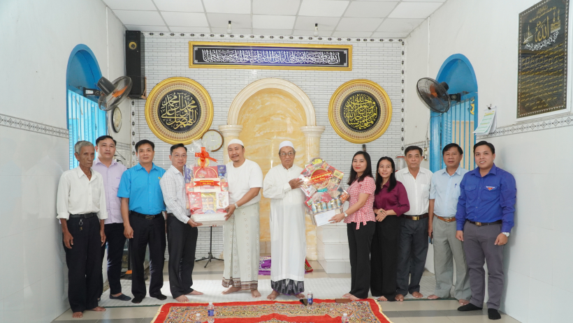 L&atilde;nh đạo UBMTTQ Việt Nam tỉnh&nbsp;thăm, ch&uacute;c mừng Lễ xả chay Roya Ramadan