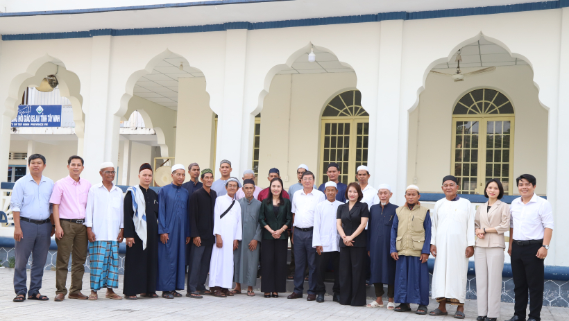 Ph&oacute; Trưởng ban T&ocirc;n gi&aacute;o Ch&iacute;nh phủ thăm, ch&uacute;c mừng Lễ xả chay Roya Ramadan tại T&acirc;y Ninh