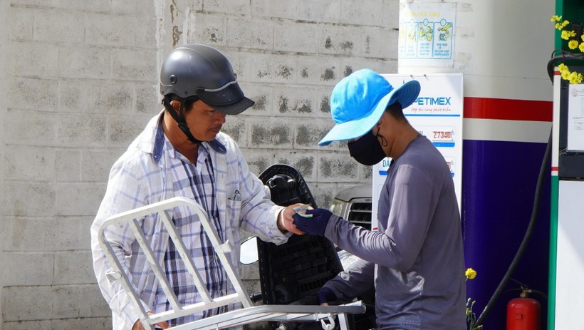 Gi&aacute; xăng dầu chỉ được điều chỉnh ngay sau 1 ng&agrave;y khi gi&aacute; cơ sở tăng 15% trở l&ecirc;n