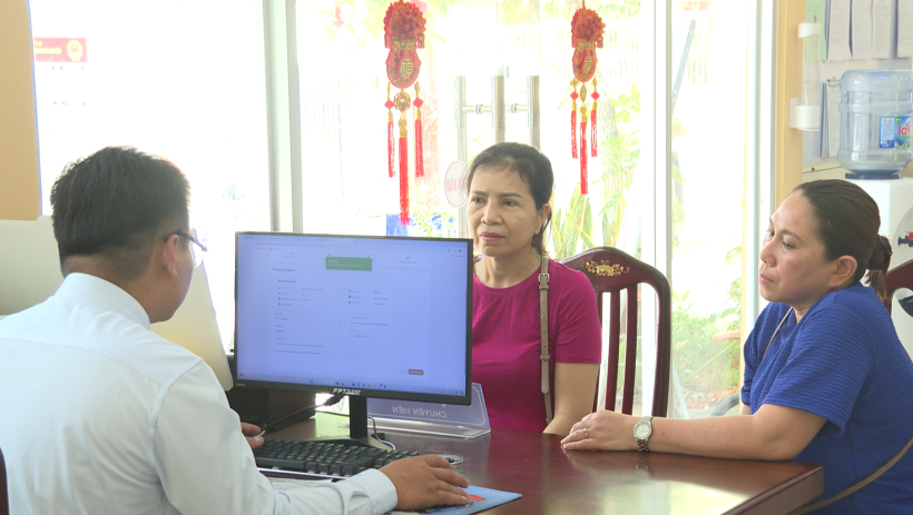 Lấy người d&acirc;n l&agrave;m trung t&acirc;m trong tiến tr&igrave;nh chuyển đổi số