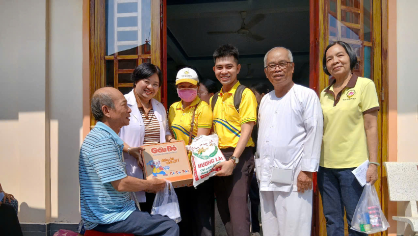 Kh&aacute;m bệnh, cấp thuốc v&agrave; tặng qu&agrave; cho hơn 450 người c&oacute; ho&agrave;n cảnh kh&oacute; khăn tại T&acirc;y Ninh