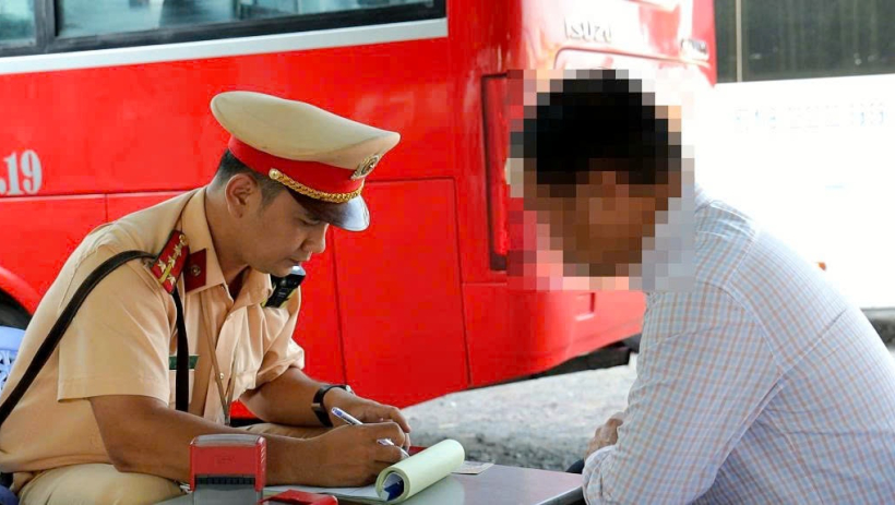 Cảnh s&aacute;t giao th&ocirc;ng lập bi&ecirc;n bản nhiều trường hợp vi phạm trong 7 ng&agrave;y ra qu&acirc;n 