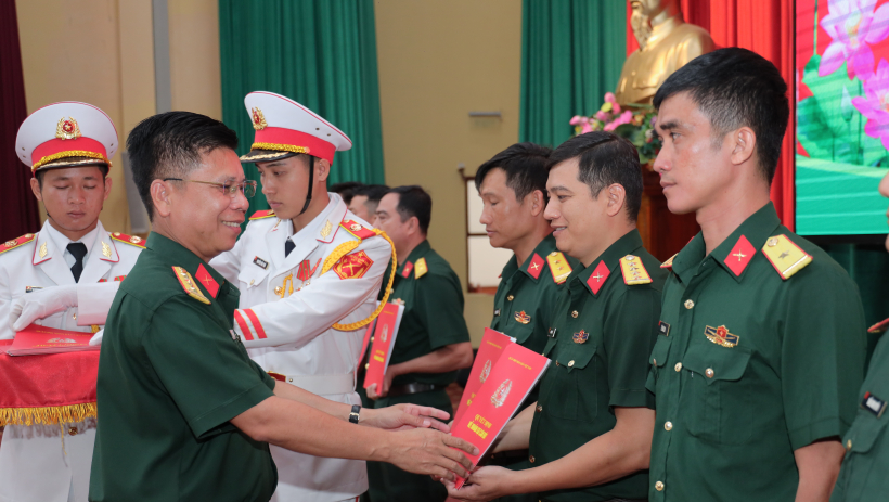 C&ocirc;ng bố, trao quyết định điều động, bổ nhiệm c&aacute;n bộ v&agrave; thăng qu&acirc;n h&agrave;m sĩ quan dự bị