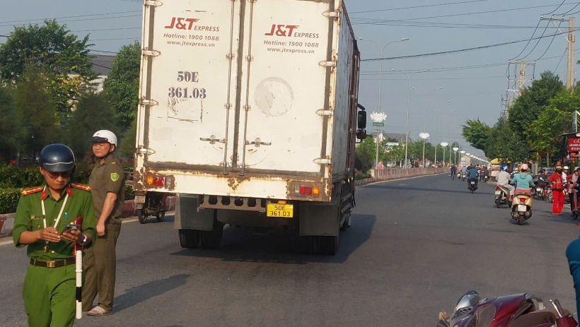Va chạm với xe tải, 1 phụ nữ đi xe m&aacute;y tử vong