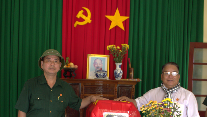 Cất bốc h&agrave;i cốt liệt sĩ Vũ Đ&igrave;nh T&acirc;n đưa về qu&ecirc; an t&aacute;ng