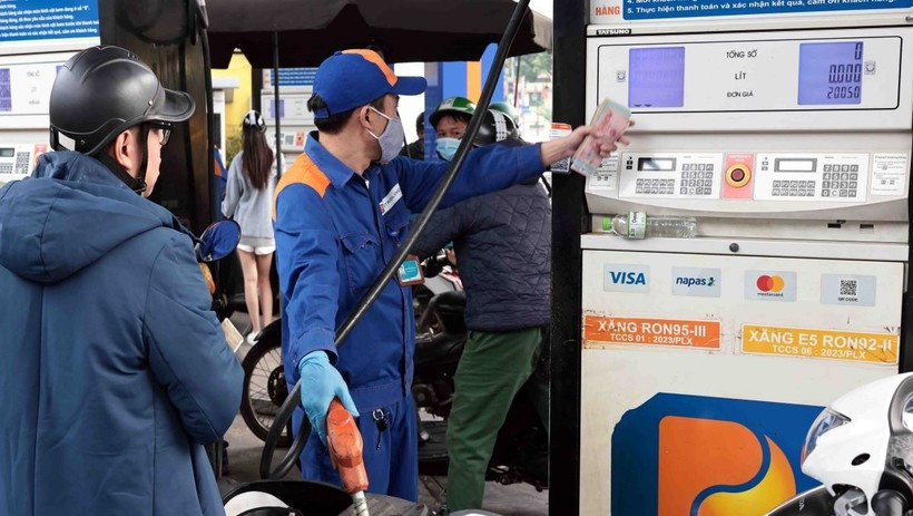 Gi&aacute; xăng dầu giảm mạnh, mặt h&agrave;ng RON95-III xuống dưới 30.000 đ&ocirc;̀ng mỗi l&iacute;t