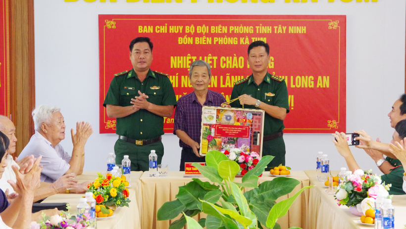 Đo&agrave;n c&ocirc;ng t&aacute;c nguy&ecirc;n l&atilde;nh đạo tỉnh Long An (cũ) thăm, động vi&ecirc;n c&aacute;n bộ, chiến sĩ c&aacute;c đồn bi&ecirc;n ph&ograve;ng