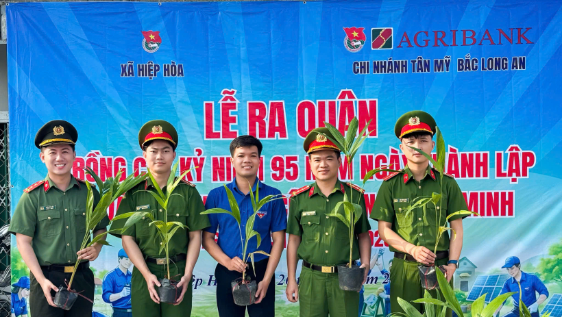 Tuổi trẻ Hiệp H&ograve;a ra qu&acirc;n trồng c&acirc;y, lan tỏa tinh thần xanh