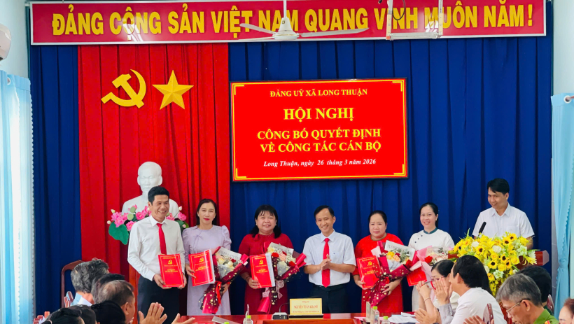 X&atilde; Long Thuận c&ocirc;ng bố c&aacute;c quyết định về c&ocirc;ng t&aacute;c c&aacute;n bộ