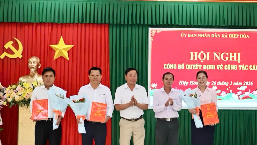 X&atilde; Hiệp H&ograve;a c&ocirc;ng bố c&aacute;c quyết định về c&ocirc;ng t&aacute;c c&aacute;n bộ