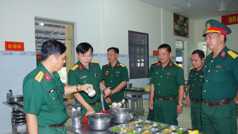 Sư đo&agrave;n 5: Kiểm tra chất lượng bữa ăn của chiến sĩ mới