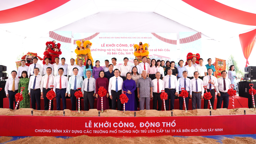 &ldquo;Thắp s&aacute;ng&rdquo; tương lai cho học sinh v&ugrave;ng bi&ecirc;n