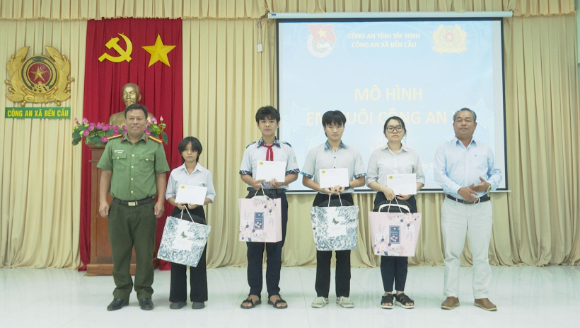 C&ocirc;ng an x&atilde; Bến Cầu nhận nu&ocirc;i dưỡng 4 học sinh có hoàn cảnh đặc bi&ecirc;̣t khó khăn