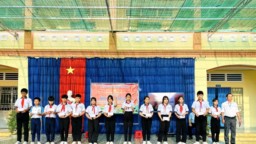 'Thắp s&aacute;ng tương lai' từ những tấm v&eacute; nghĩa t&igrave;nh