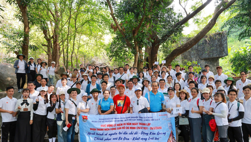 Tuổi trẻ Trường Ch&iacute;nh trị T&acirc;y Ninh: Về nguồn v&agrave; chinh phục n&uacute;i B&agrave; Đen