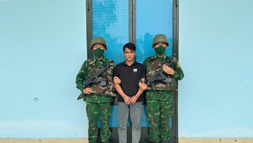 Bắt đối tượng bị truy n&atilde; khi đang nhập cảnh tr&aacute;i ph&eacute;p về Việt Nam