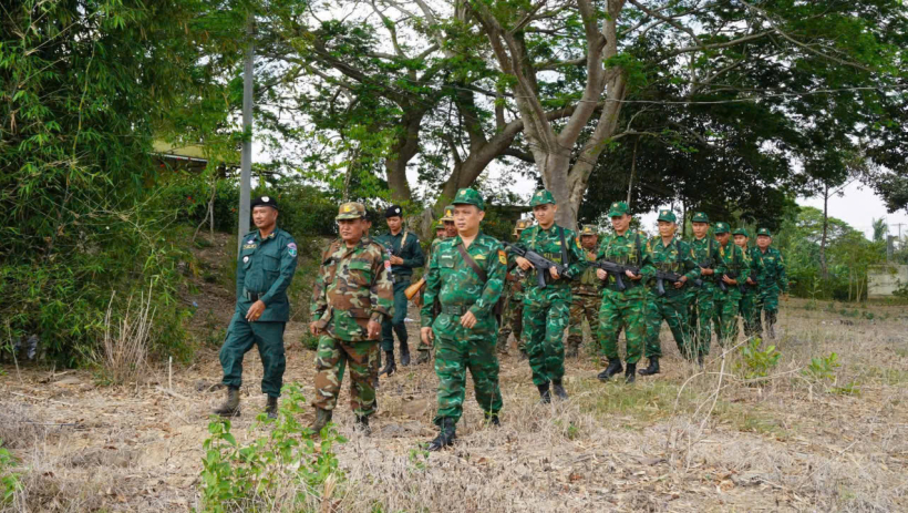 Đồn Bi&ecirc;n ph&ograve;ng S&ocirc;ng Trăng tuần tra song phương với lực lực bảo vệ bi&ecirc;n giới Campuchia