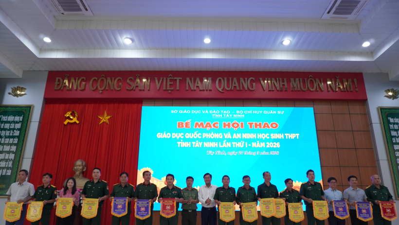 Bế mạc Hội thao Gi&aacute;o dục quốc ph&ograve;ng v&agrave; an ninh học sinh THPT