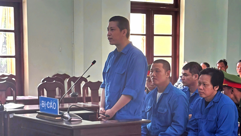 Nh&oacute;m b&aacute;n thuốc l&aacute; lậu qua đường bưu cục lĩnh &aacute;n